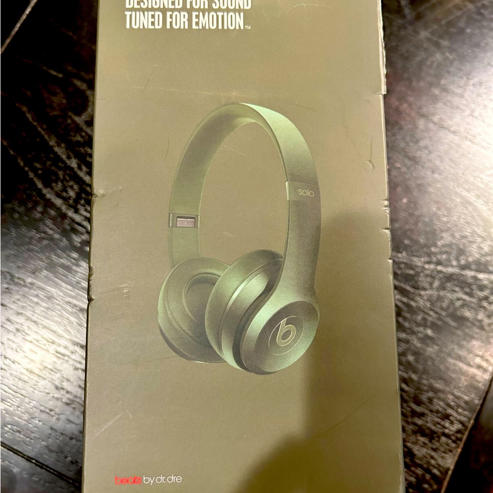 Like new Beats Solo 2 wired royal edition/Green